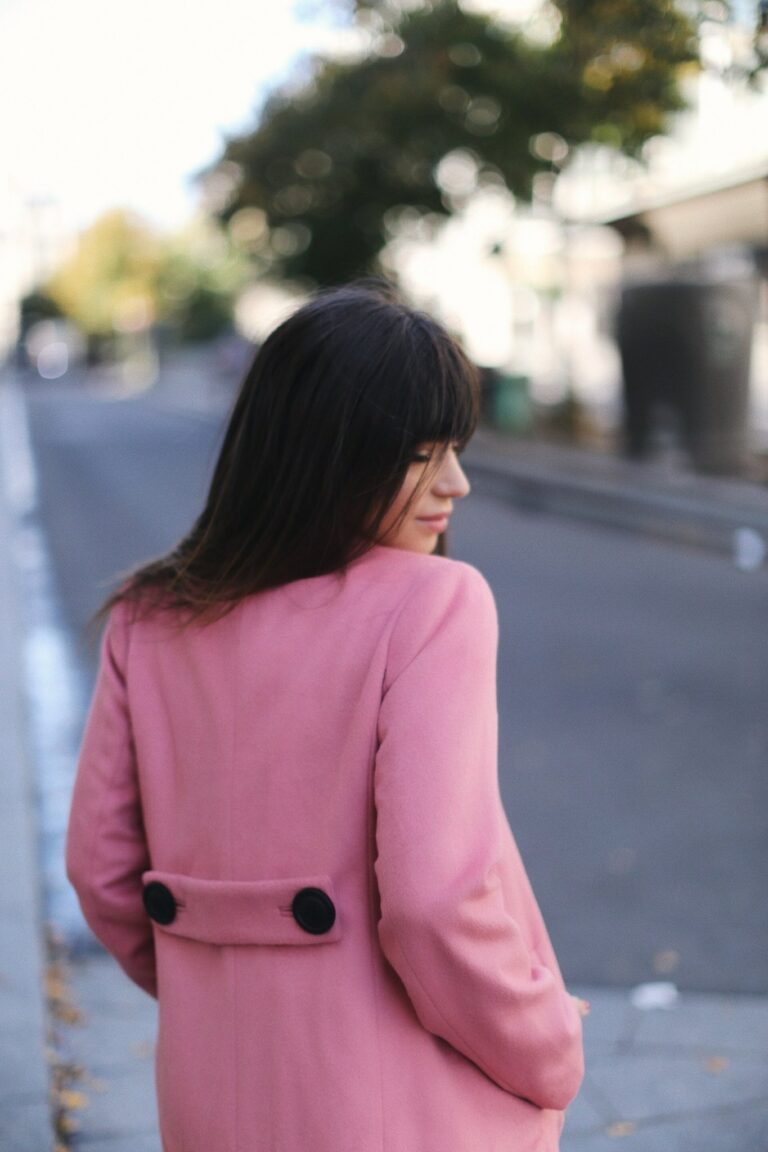 Dos du manteau rose Boden à boutons noirs