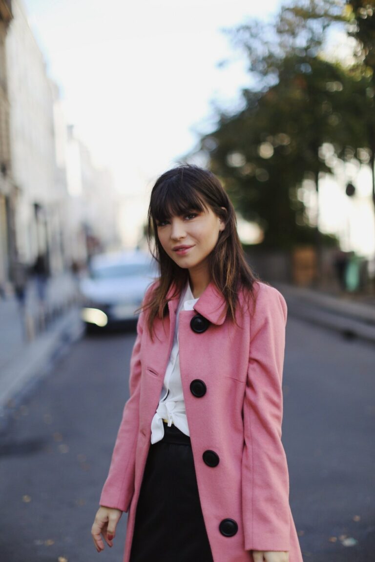 Portrait de Betty Autier en manteau rose et chemise blanche nouée