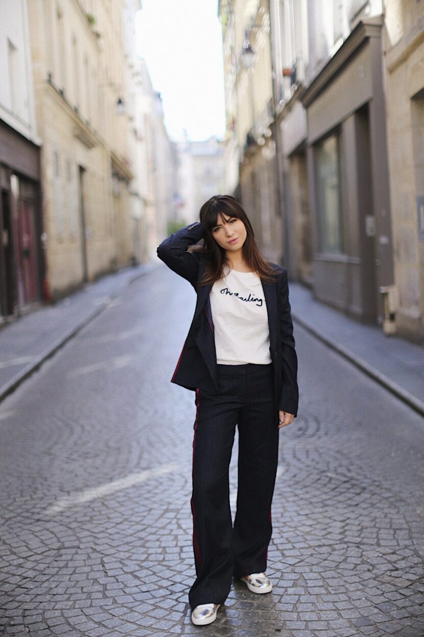 Betty Autier en ensemble tailleur rayé à bandes rouges et t-shirt Oh darling