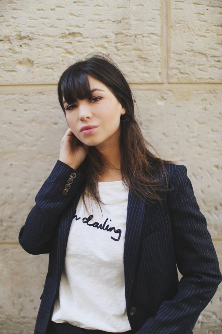Portrait de Betty Autier en blazer rayé
