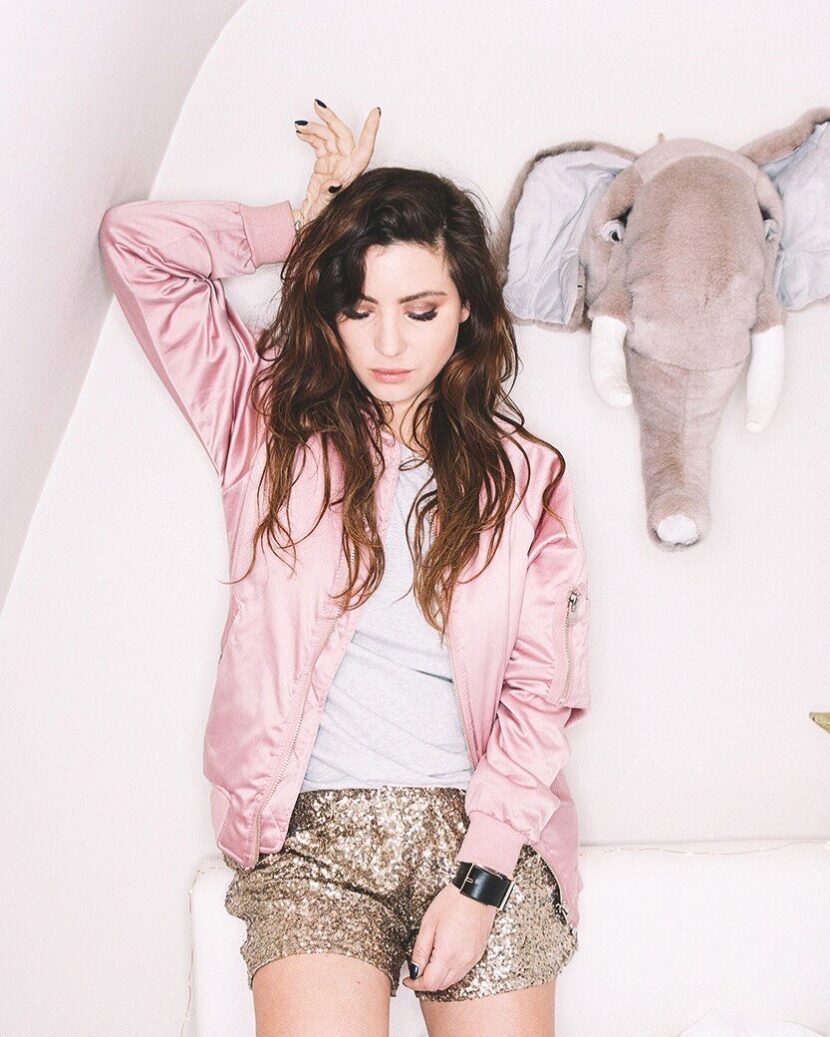 Betty Autier en bomber rose et short à sequins, shooting du livre Betty