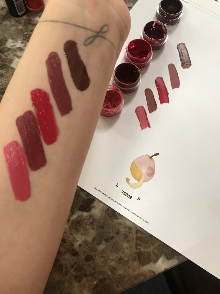 Swatchs des rouges à lèvres Betty x Bourjois sur le bras