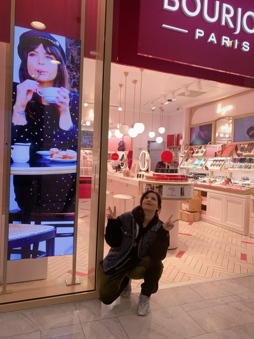 Betty Autier devant une boutique Bourjois Paris
