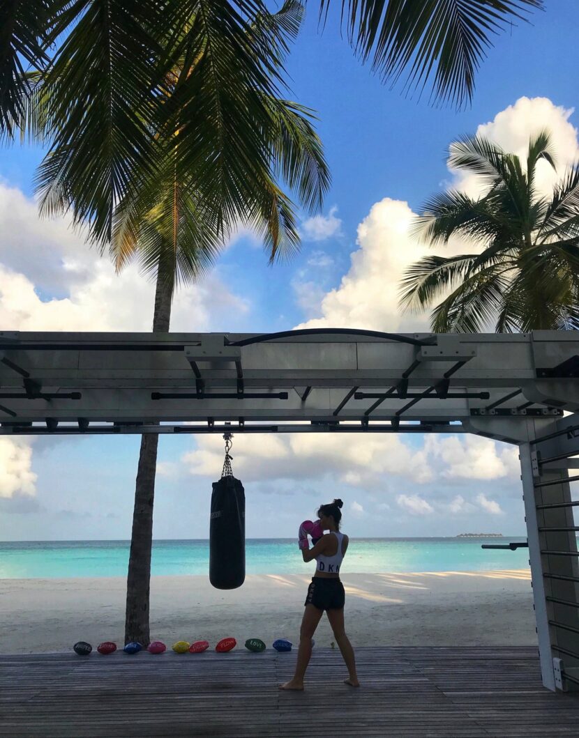 Betty Autier fait de la boxe dans la salle de sport en plein air du One&Only Reethi Rah