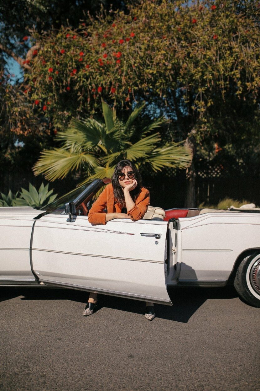 Betty Autier dans une Cadillac Eldorado blanche décapotable à Los Angeles