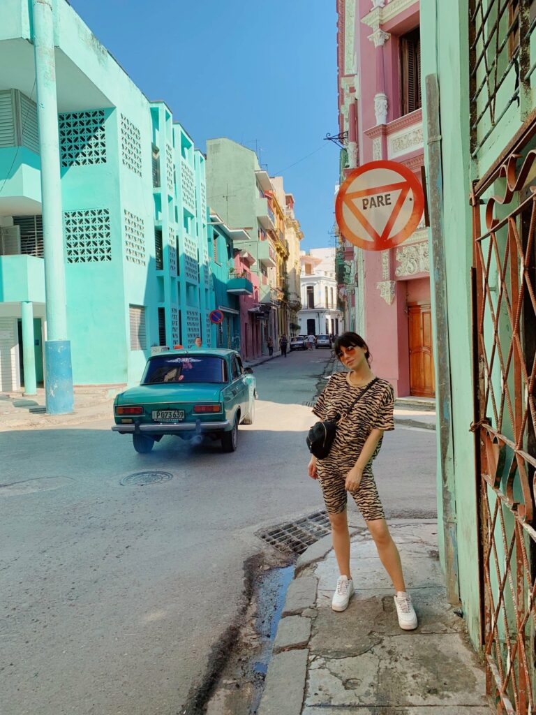 Betty Autier dans une rue colorée de Centro Habana, look tigre