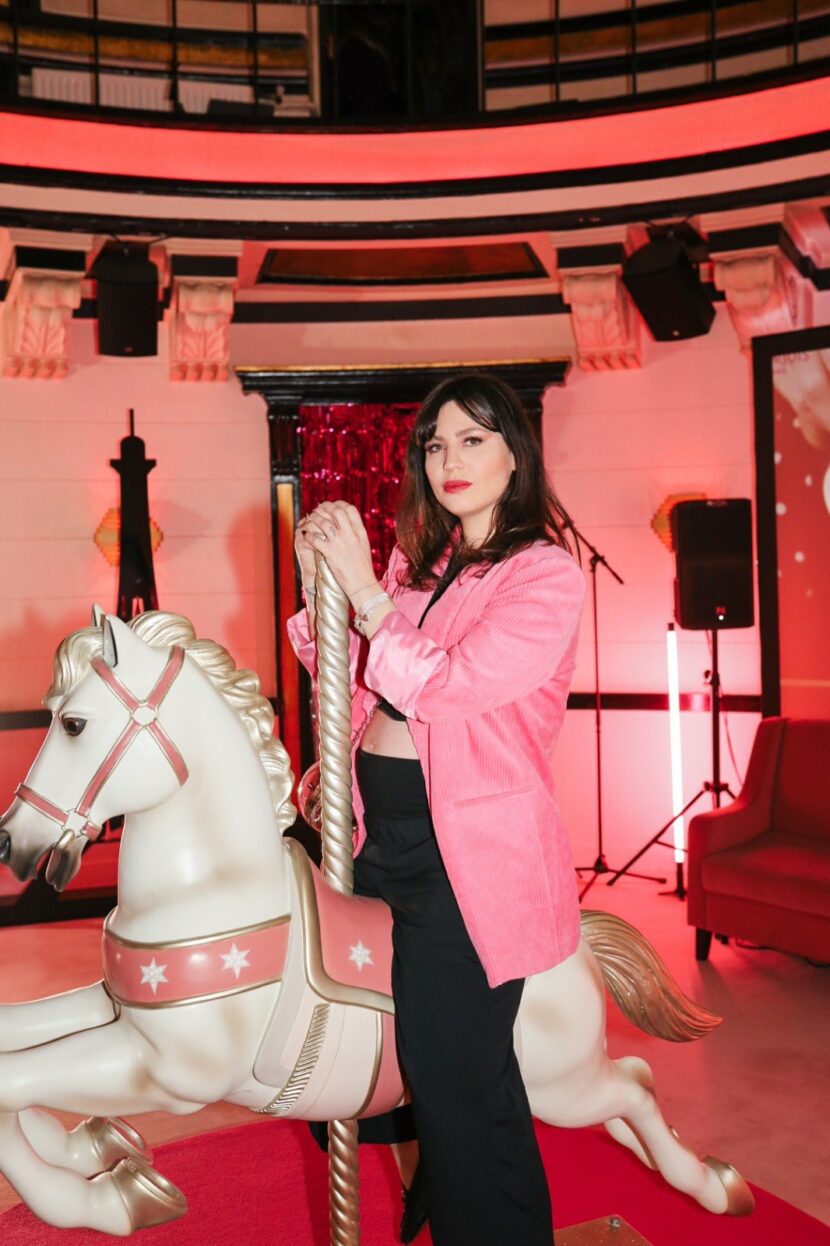Betty Autier au cheval de carrousel de la soirée Betty x Bourjois