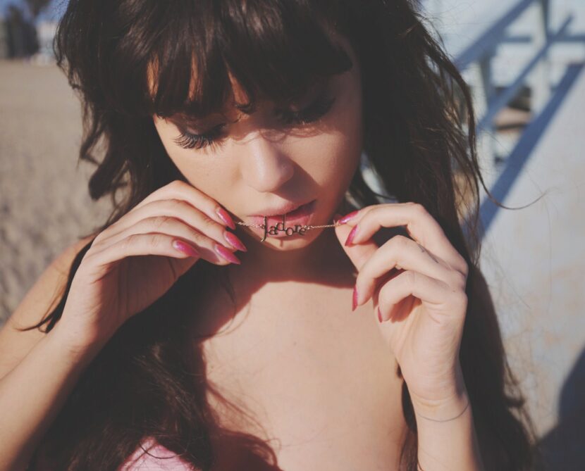 Betty Autier et son collier J’adore Dior à Venice Beach