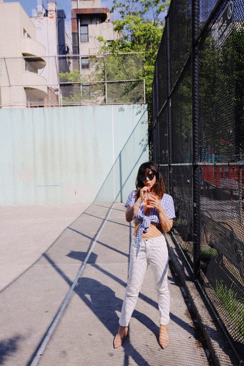 Betty Autier en crop top rayé et jean blanc sur un terrain de handball à New York