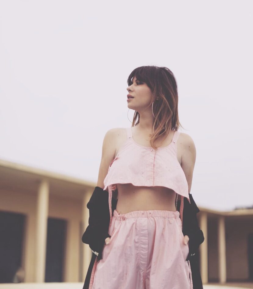 Betty Autier en crop top rose Weekday à Deauville