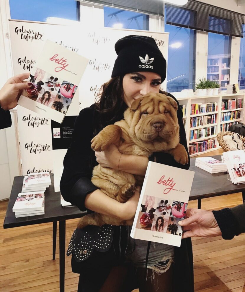 Betty Autier et Batom en dédicace du livre Betty aux Galeries Lafayette