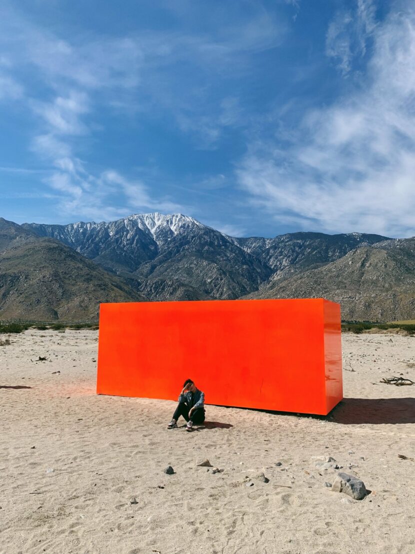Betty Autier devant l’œuvre orange Specter de Sterling Ruby à Desert X