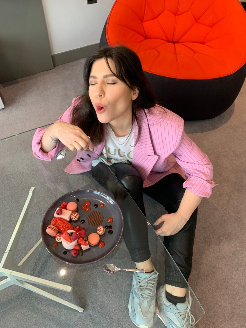 Betty Autier déguste les desserts dans sa suite du Pullman London St Pancras