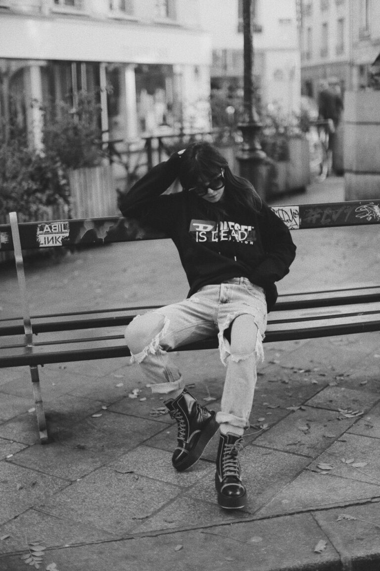 Betty Autier en Diesel Hate Couture sur un banc, en noir et blanc