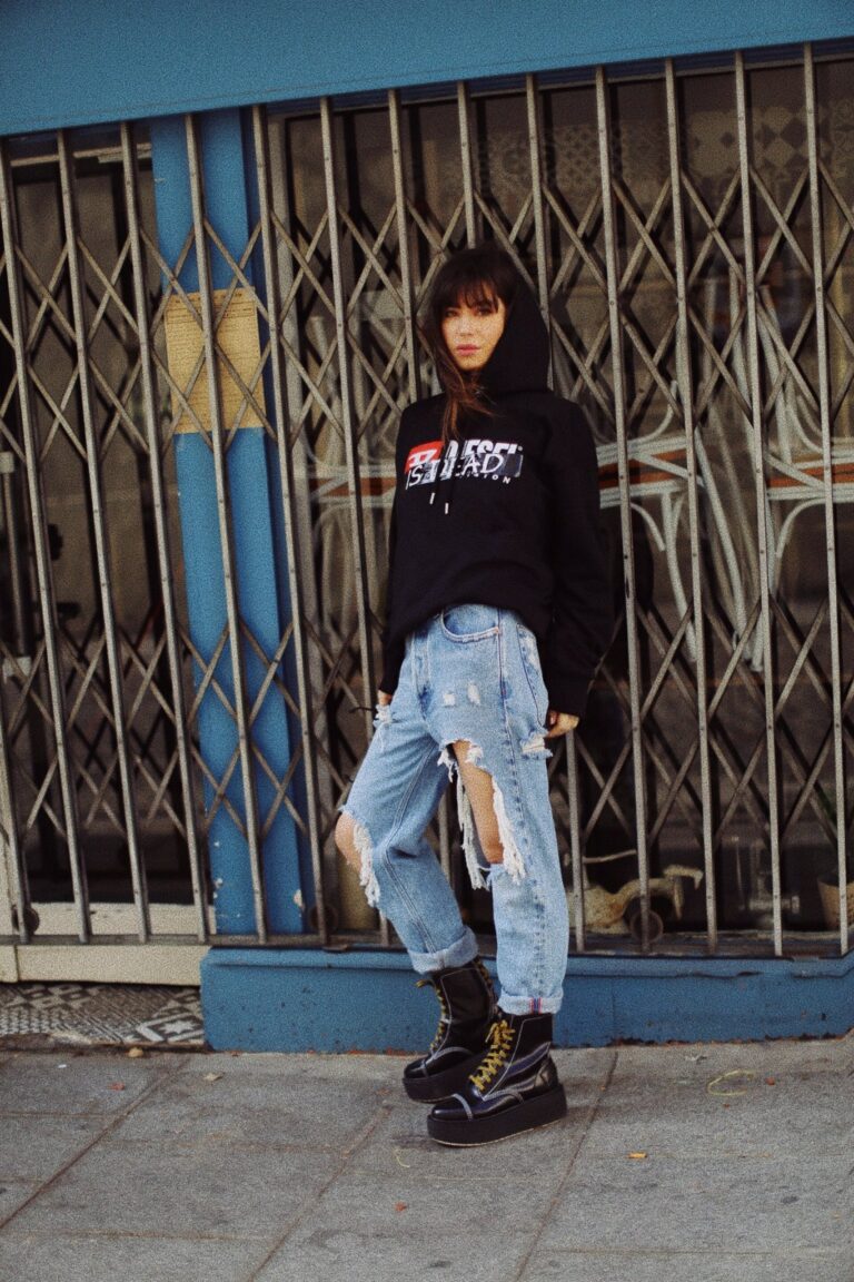 Betty Autier en sweat à capuche Diesel Hate Couture et jean destroy
