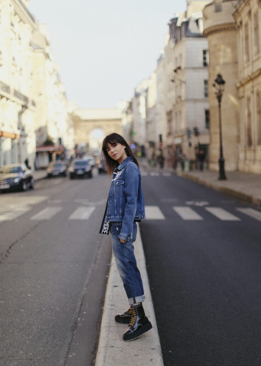 Betty Autier en veste en jean Diesel Hate Couture dans la rue à Paris