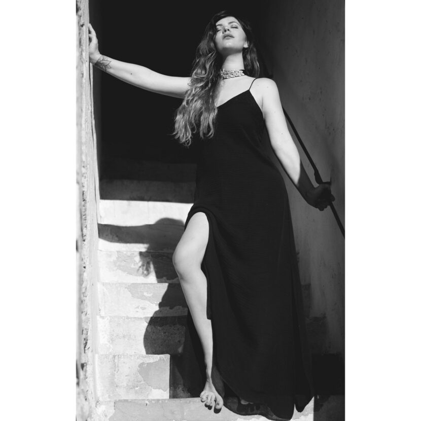 Betty Autier en robe noire, noir et blanc, Guerlain 2017