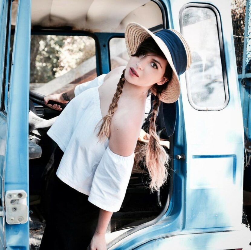 Betty Autier dans un camion bleu à Pierrelatte, photo Jean Picon pour Guerlain