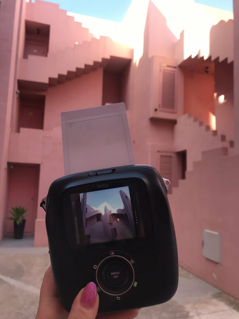 Instax devant la Muralla Roja