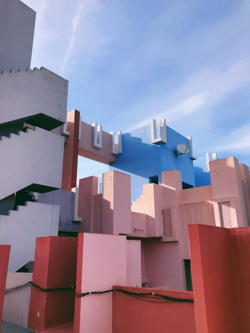 Les toits roses et bleus de la Muralla Roja