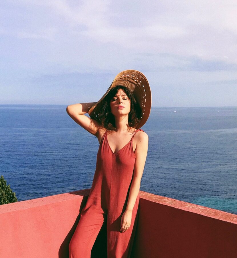 Betty Autier au chapeau face à la mer à la Muralla Roja