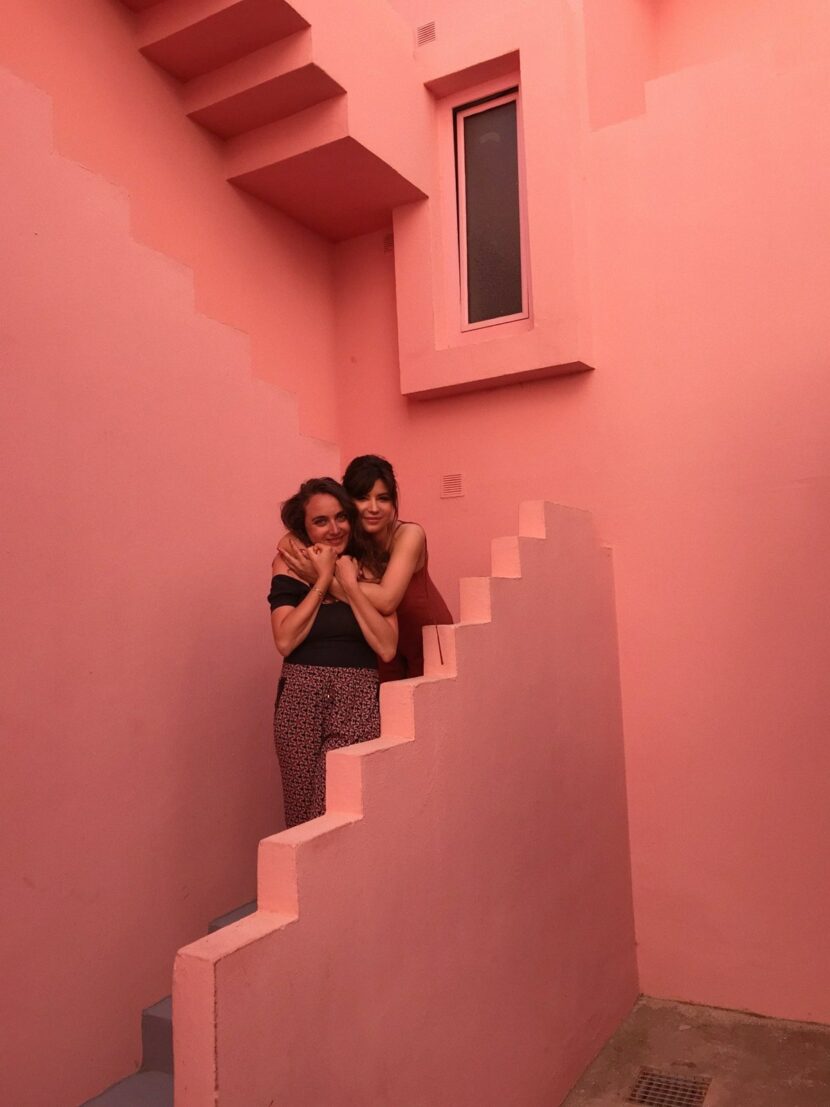 Betty Autier et une amie dans les escaliers de la Muralla Roja