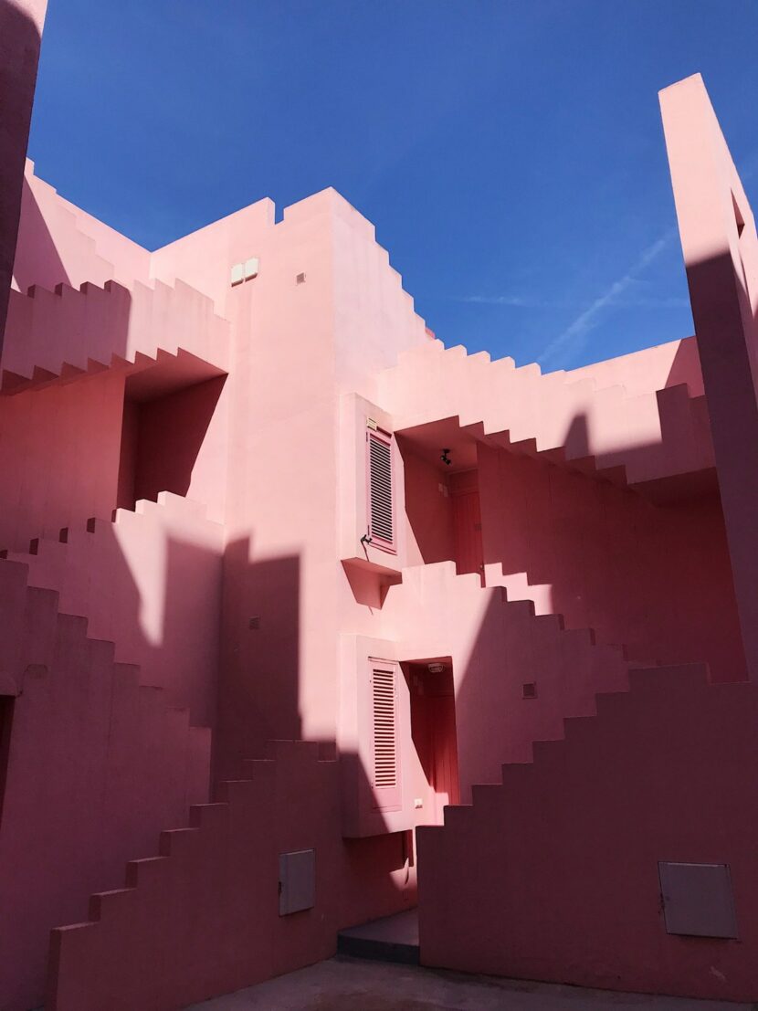 Les escaliers roses de la Muralla Roja de Ricardo Bofill