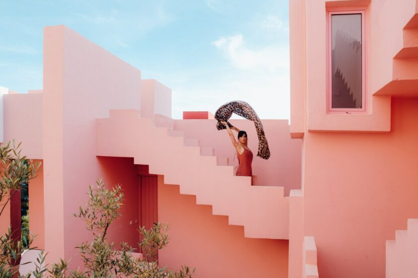 Betty Autier et son foulard léopard dans les escaliers de la Muralla Roja