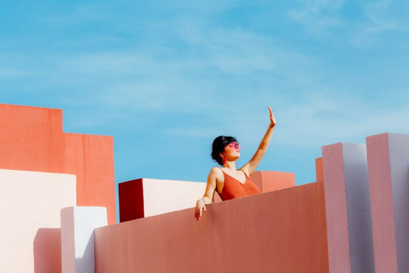 Betty Autier main levée vers le ciel à la Muralla Roja pour Guerlain