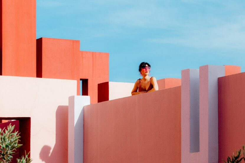 Betty Autier à la Muralla Roja, visière rose, Guerlain Terracotta