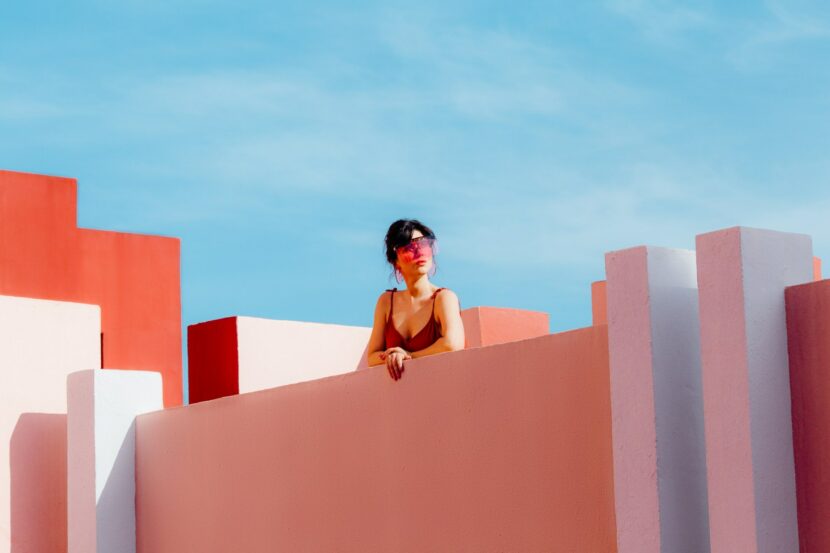 Betty Autier sur les toits de la Muralla Roja, Calpe