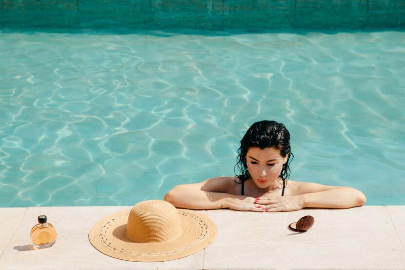 Betty Autier dans la piscine avec chapeau de paille et Terracotta Guerlain