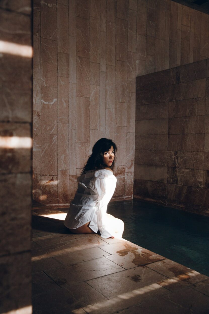 Betty Autier en chemise blanche au spa de La Romana