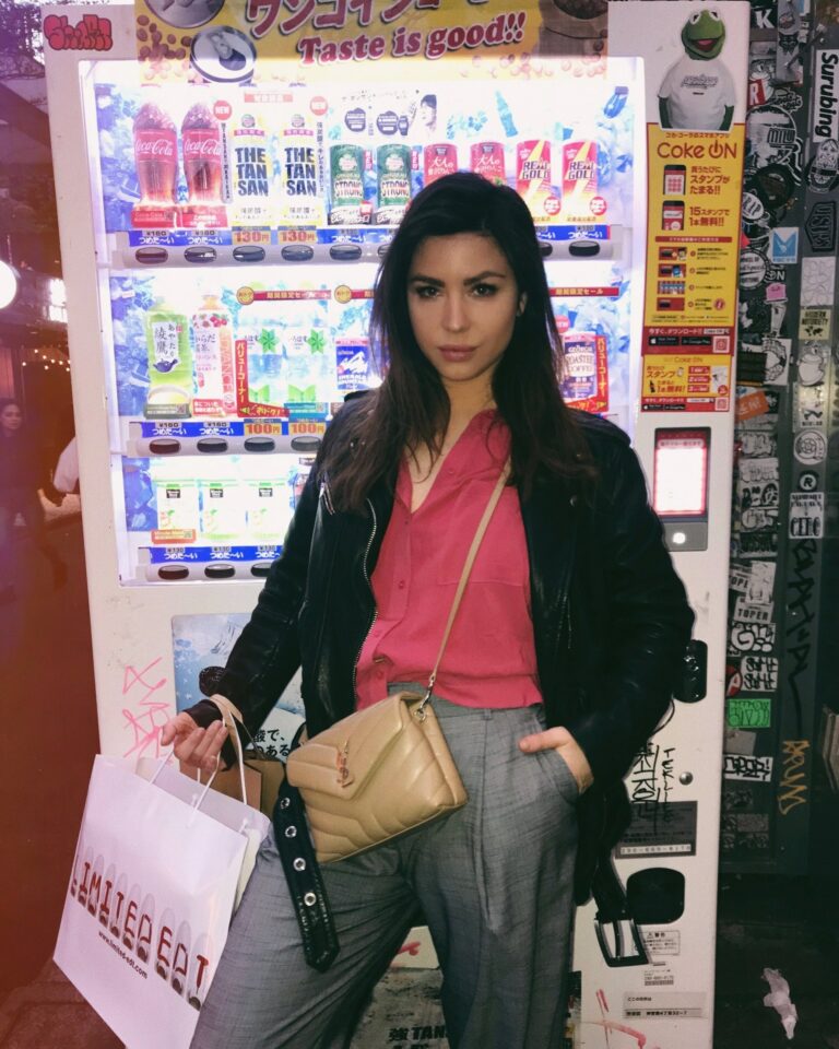 Betty Autier devant un distributeur de boissons à Harajuku, la nuit
