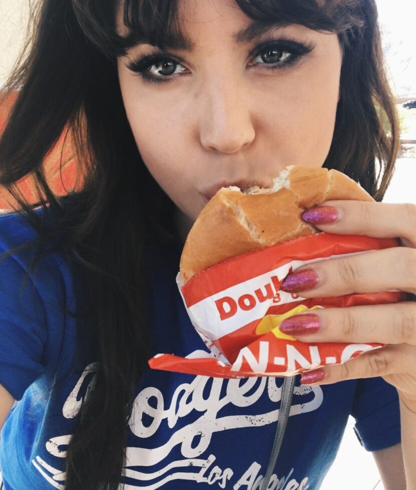 Betty Autier mange un burger In-N-Out en t-shirt Dodgers