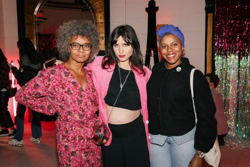 Betty Autier avec deux invitées à la soirée Betty x Bourjois