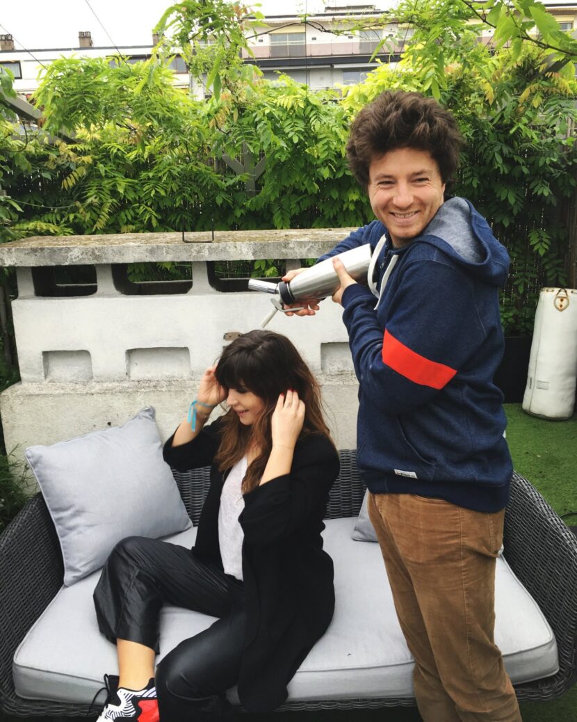 Jean Imbert fait un shampooing au siphon à Betty Autier lors du déjeuner adidas Roland-Garros