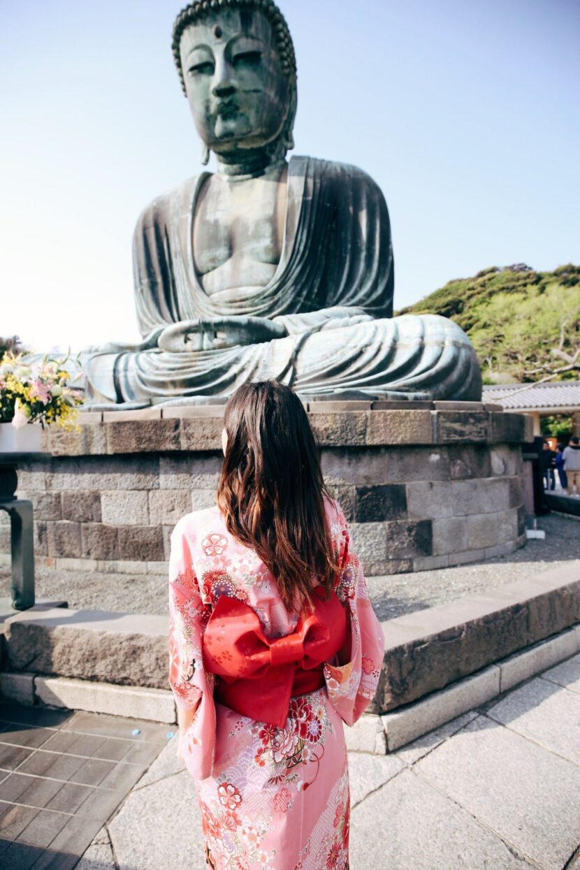 Betty Autier en kimono rose de dos face au Grand Bouddha de Kamakura