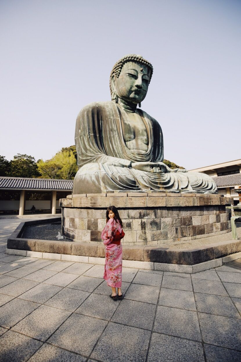 Betty Autier en kimono rose devant le Daibutsu de Kamakura