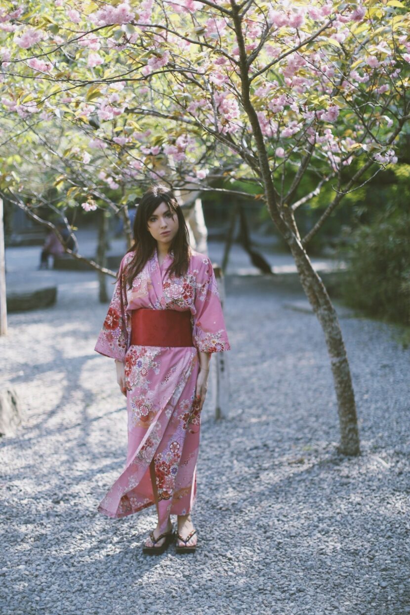 Betty Autier en kimono rose sous les cerisiers au Japon
