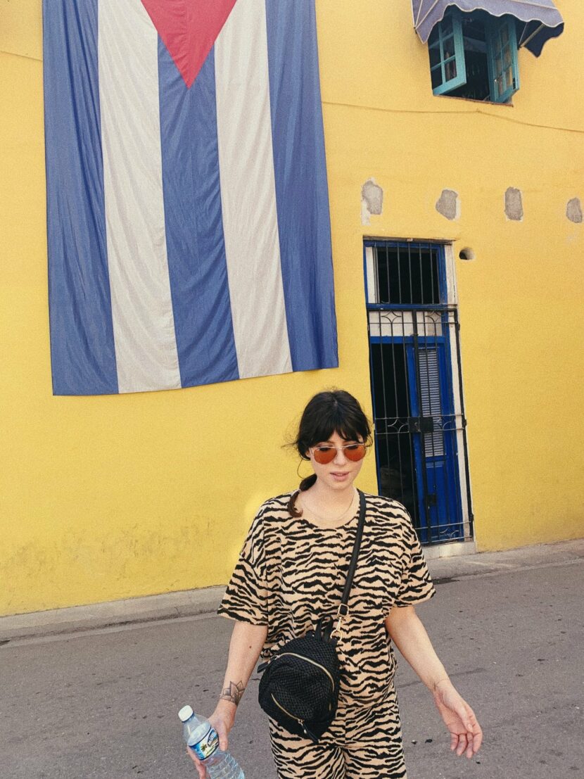 Betty Autier devant un drapeau cubain géant à La Havane, look imprimé tigre