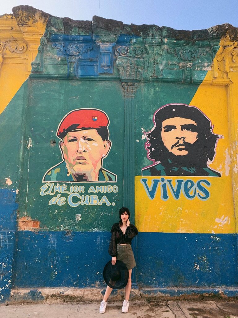Betty Autier devant la fresque du Che à La Havane