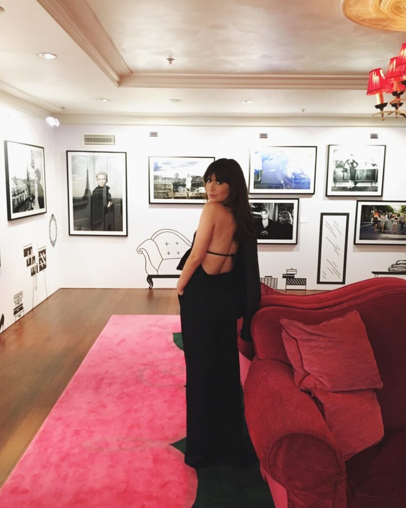 Betty Autier en robe dos nu noire à l’exposition La Parisienne by Sofitel