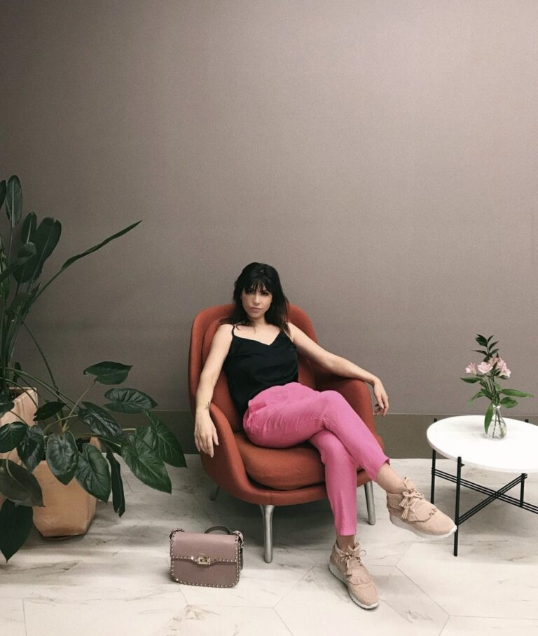 Betty Autier en pantalon rose dans un fauteuil orange à Madrid