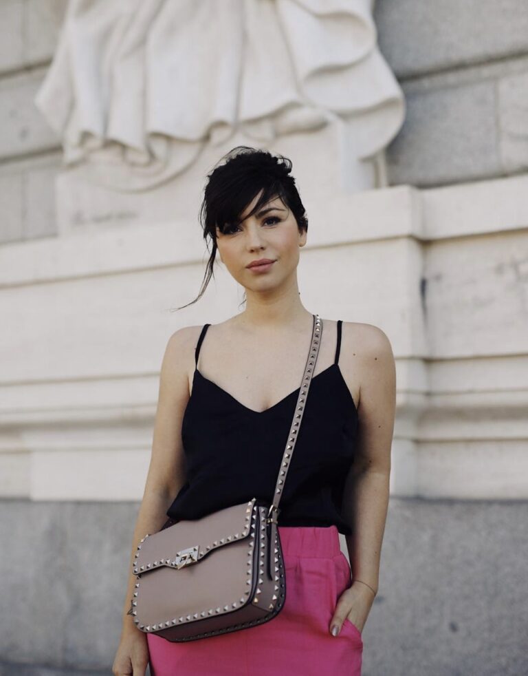 Betty Autier en top noir et sac à clous à Madrid