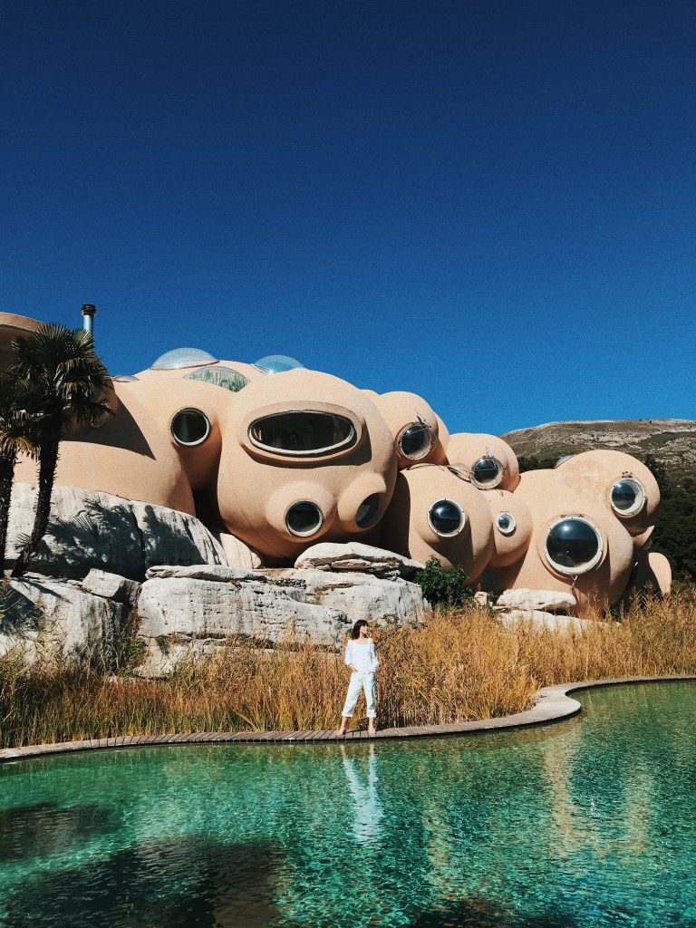 Betty Autier devant le bassin de la Maison Bulle de Pierre Cardin