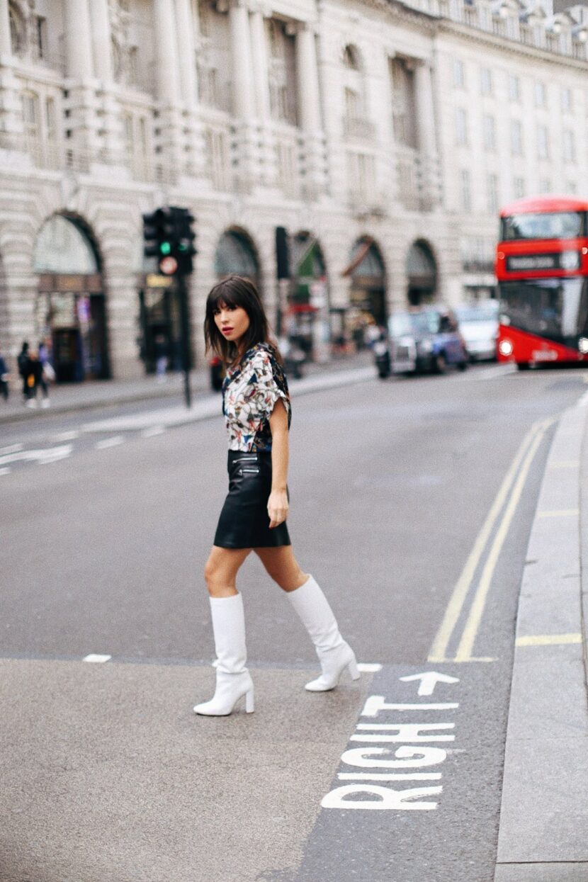 Betty Autier en total look Mango à Londres, bottes blanches et bus rouge