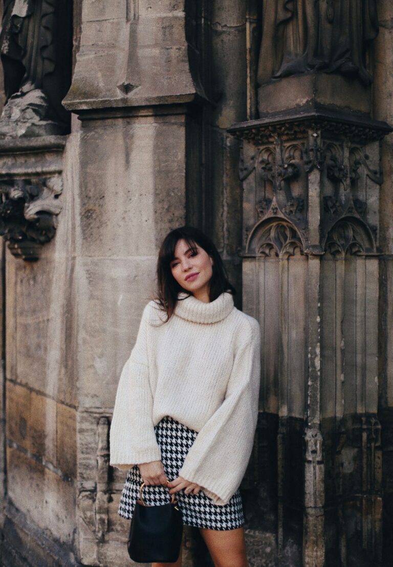 Betty Autier en pull col roulé écru Mango