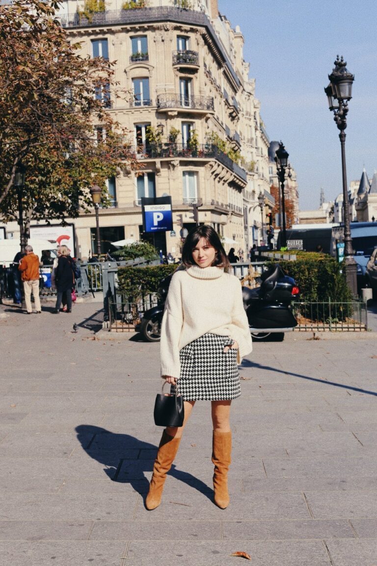 Betty Autier en pull écru, mini-jupe pied-de-poule et bottes camel Mango à Paris