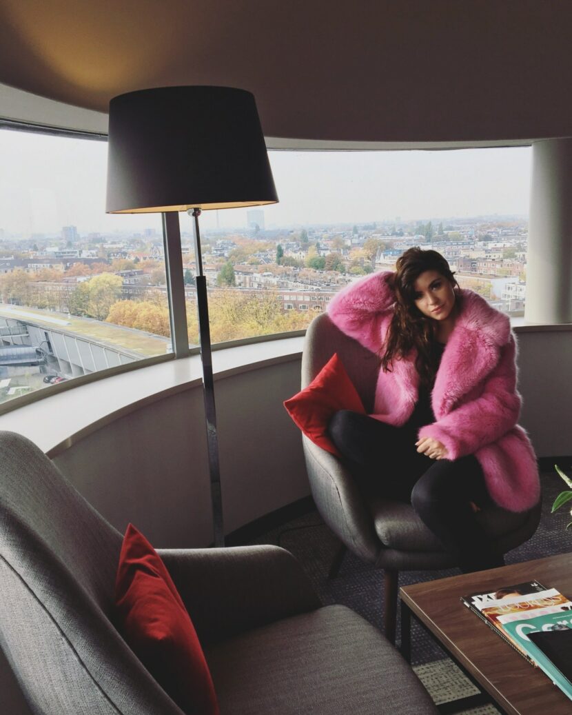 Betty Autier en manteau en fausse fourrure rose au Bilderberg Parkhotel de Rotterdam